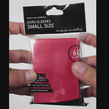 Cargar y reproducir el video en el visor de la galería, Protectores Esenciales | TOPDECK Small 62x89mm color Rojo
