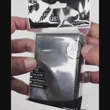 Cargar y reproducir el video en el visor de la galería, Protectores Esenciales | TOPDECK Small 62x89mm color Negro
