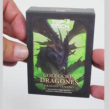 Cargar y reproducir el video en el visor de la galería, Protectores Standard | Colección Dragones - Dragón Veneno 66x91mm
