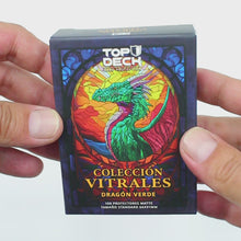 Cargar y reproducir el video en el visor de la galería, Protectores Standard | Colección Vitrales - Dragón Verde 66x91mm
